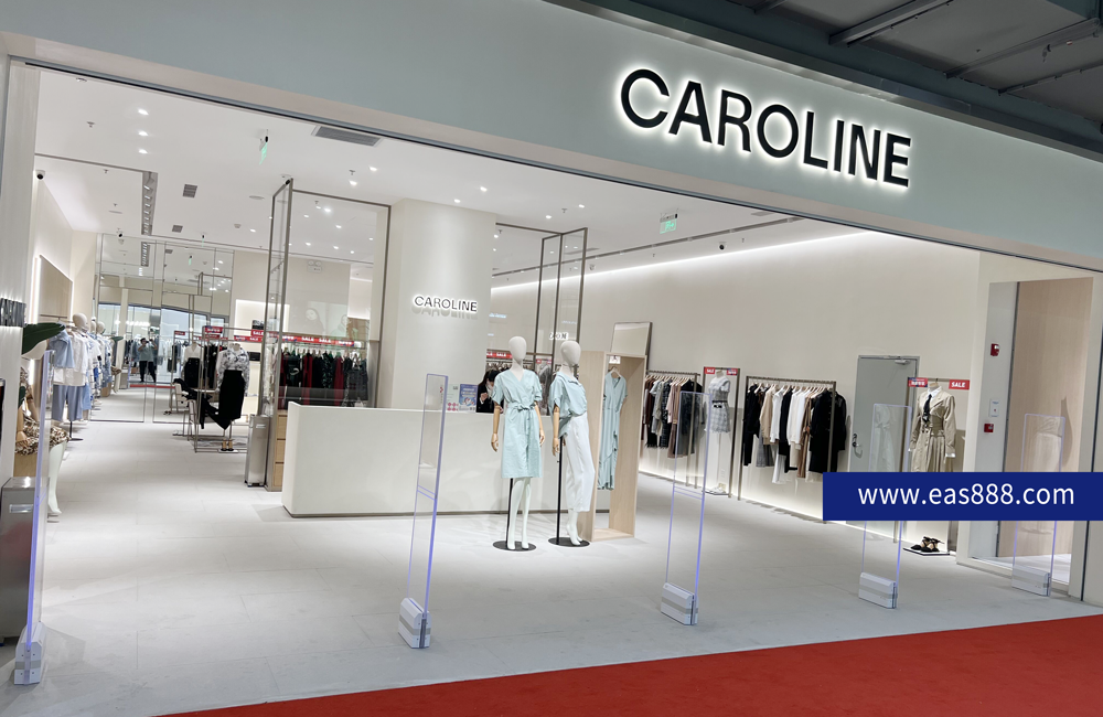 CAROLINE服裝店安裝立方美服裝防盜器AM9800